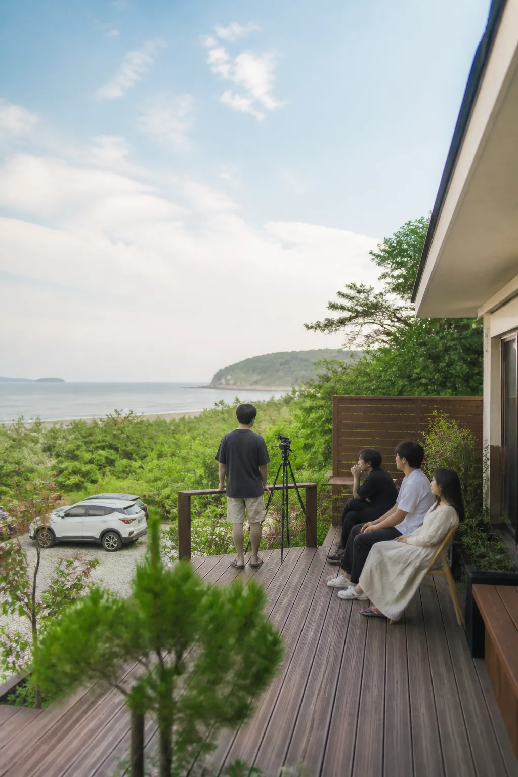 부안펜션 독립 테라스에서 서해안 자연을 배경으로 사진을 준비하는 여행객